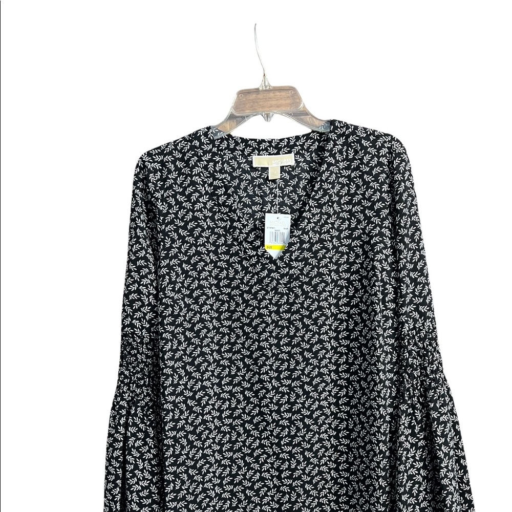 MICHAEL KORS NWT LADIES LONG BELL SLEEVE TOP. SIZE L, BLACK & WHITE PRINT